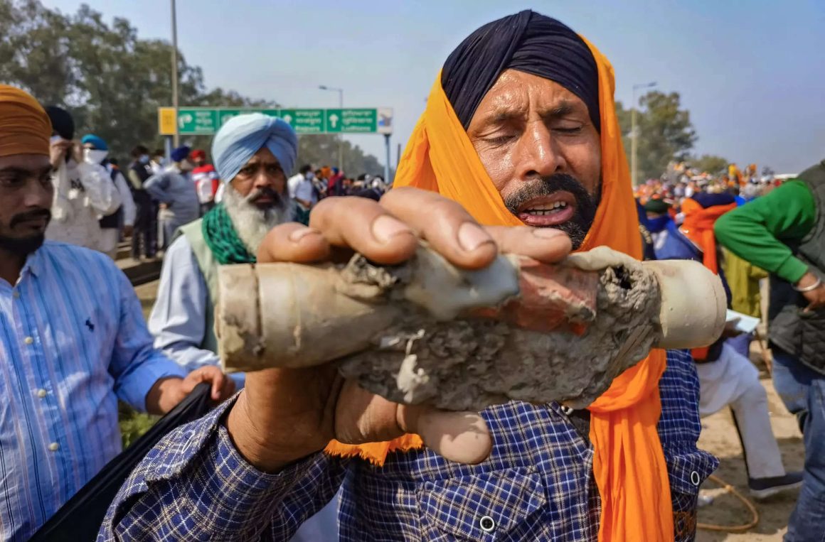 किसानों का कहना है कि मार्च: दिल्ली पुलिस ने 30,000 गैस गोले दागने का आदेश दिया
